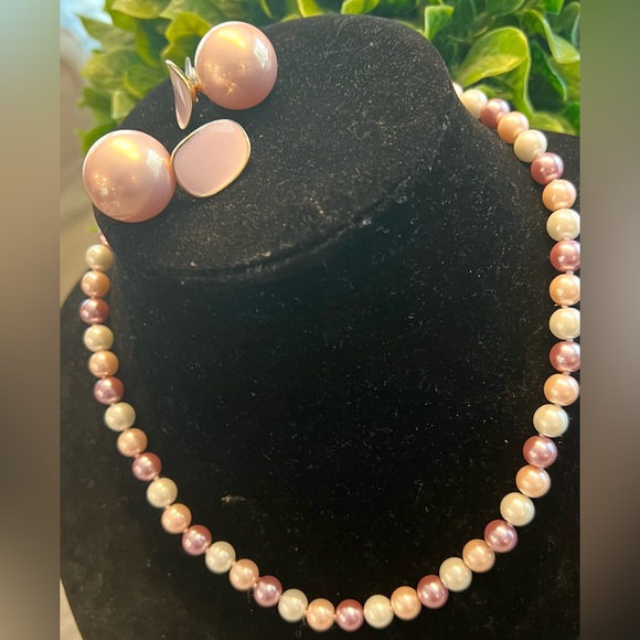 ❤️PINK PEARL SINGLE STRAND STAPLE NECKLACE WITH MATCHING POST EARRINGS💕 - Picture 2 of 7